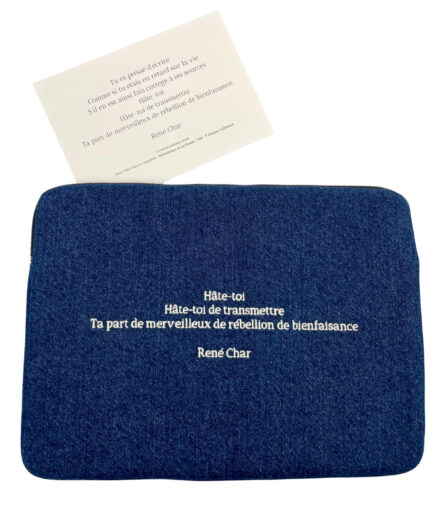 Housse d'ordinateur en denim brut upcyclé - René Char, Commune présence, extrait